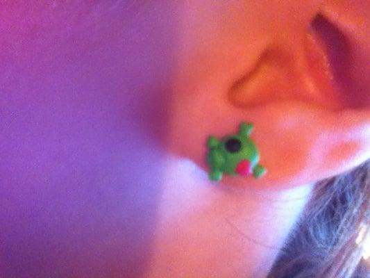 That is a pair of skull earrings I got at Claire's.