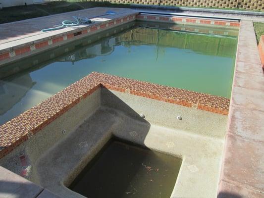 This simple tile repair just took an afternoon to complete.  We replace the glass mosaic tile on the spa/pool dividing wall.