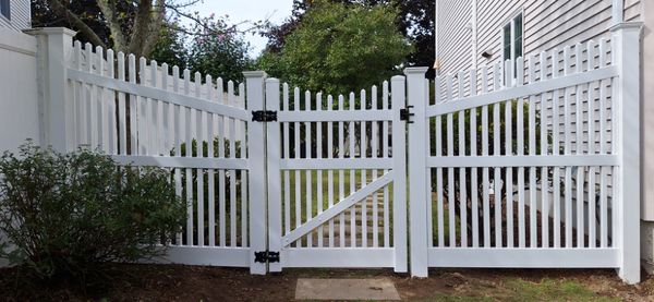 Taper white vinyl classic pickets