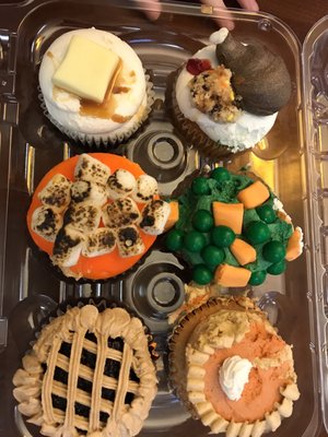 Thanksgiving theme cupcakes. So cute!!