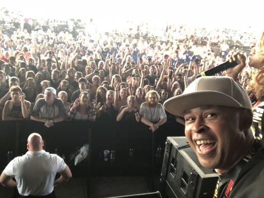 17,000 screaming fans. Live from the stage of Hot104.1s Super Jam. No crowd is too large or too small.