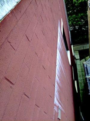 Unflashed parapets allow water into wall causing Efflorescence - minerals leaching out of block - to stain building at through-wall flashing