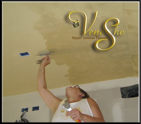 Applying a polished grassello to a ceiling