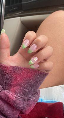 Green French tips w daisys