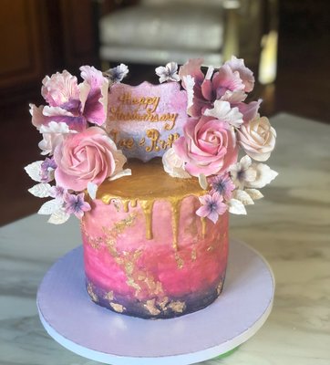 Hey marble effect sugar cake with gold drip handmade sugarflowers by me and a cookie plaque