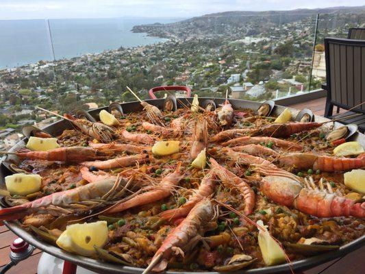 Mixed Paella and a beautiful view over Laguna