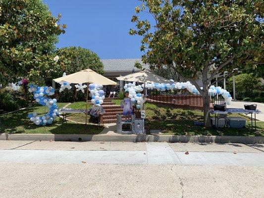 The full set up with organic garlands, a giant number 5 and snowflakes!