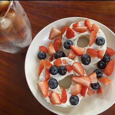 Berries Bagel