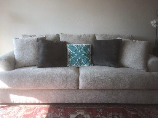 Loving the pop of color & subtle island vibes in my living room with this Hawaiian quilt pillow, courtesy of Flipside.