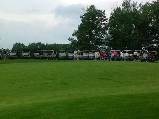 1st hole a tournament, lined up to watch finalist.