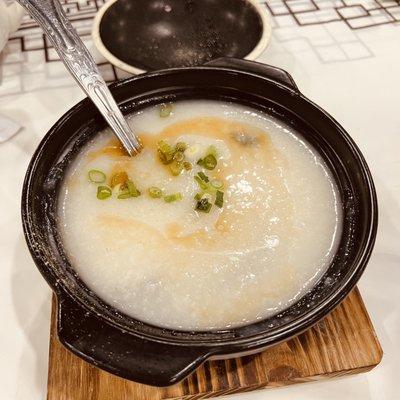 皮蛋瘦肉粥 - this is a Cantonese style porridge with preserved egg and pork. Very yummy and authentic.