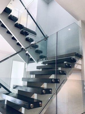 #GlassCompany #glassforsale #glass #glassstaircase #glassstairrailing