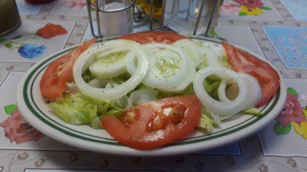 Ensalada Mixta / Mixed Salad: Shredded lettuce, onion, cucumber, & tomato