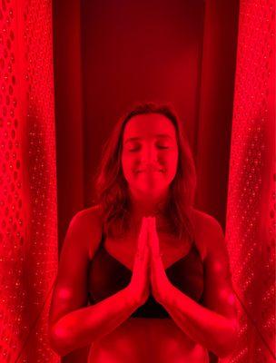 Red light therapy designed to reduce pain, relax muscles/joints, and increase blood circulation.