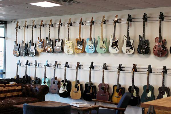 Guitar Wall (Duesenberg, Rivolta, Fender, Epiphone)