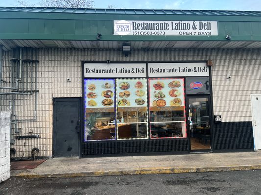 ¡Sabor auténtico centroamericano en cada bocado! Disfruta pupusas, sopa de res, mariscos y más en Restaurante Latino & Deli.