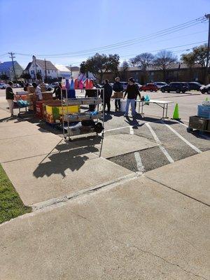 Distribution line outside for delivering boxes