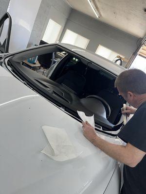 We use only quick-dry urethane for your windshield replacement, so your car is safe to drive away in an hour.