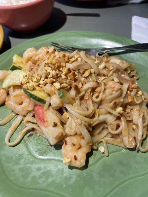 Shrimp & crab with pad Thai noodles & sauce