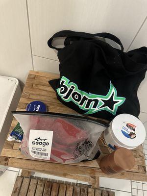 Things I brought: two swim caps, face cream, shea butter, deodorant, tote bag, anklet (removed)