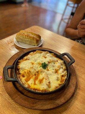 Baked ziti and homemade garlic rolls. Both were very good.