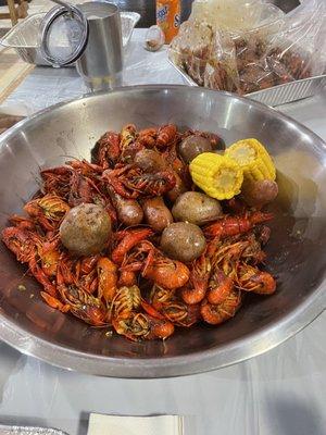 Garlicbutter crawfish with corn and potato