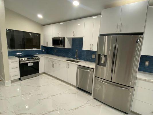 Diferente blue backsplash