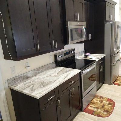 Cabinets & Granite

* Expresso Single Shaker Cabinets

* Fantasy Brown Granite Countertops