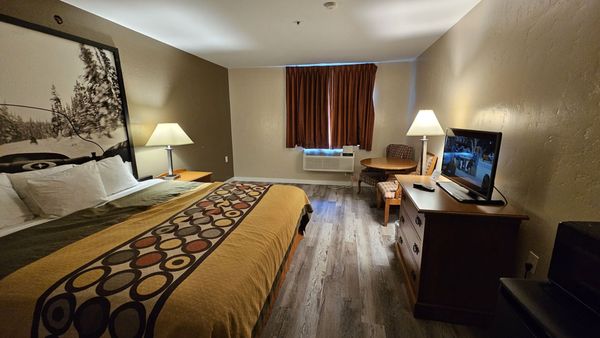 Super 8/Royal Inn room