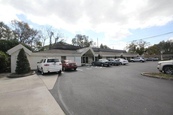 Outside view of Distinctive Dentistry at Maitland