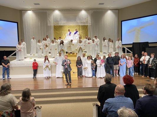 Pastor Kenny Kuykendall gives the alter call at the Christmas Play