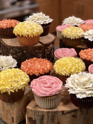 Getting ready for Spring with these bright buttercream flower cupcakes!