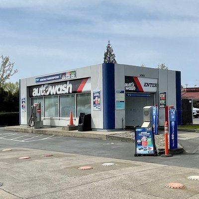 Rocket Convenience Store, South Salem. The car wash.