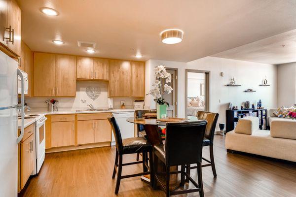 Broadway Lofts Apartments - Dining Area & Kitchen