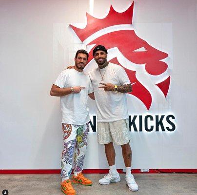 Nicky Jam visiting Yankeekicks with Yankeekicks himself!