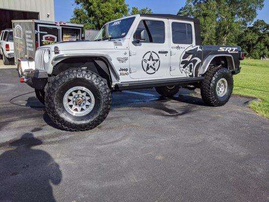 The Hellcat Gladiator received a detailed wash! Ready for the show!