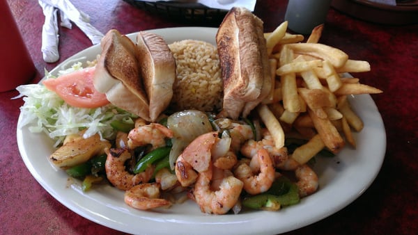 Shrimp w rice with corn, toast, salad and french fries... Deliciosooo