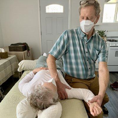 Craig Harris, Master Orthopedic Manual Therapist and Hendrickson Method Teacher works on a patient with shoulder pain