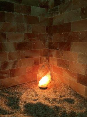 Salt lamp in Halo room