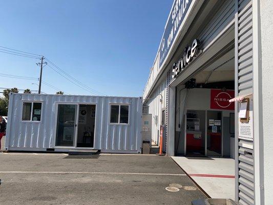 Both Nissan and Infiniti vehicles are serviced here. The Infiniti check in is to the left, in the trailer. Very nice people