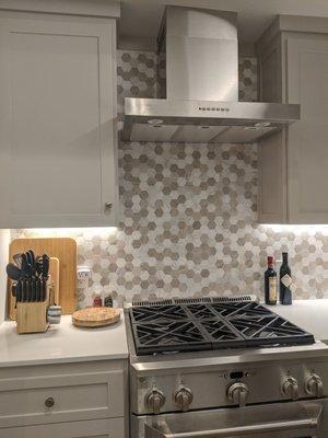 2x2 marble style grey/white hexagon "Loft" tile backsplash