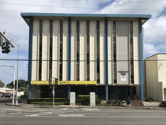 Es The Pain is located in "Kaneohe Bay Plaza"