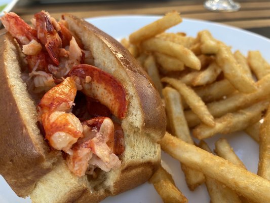 Lobster roll & fries