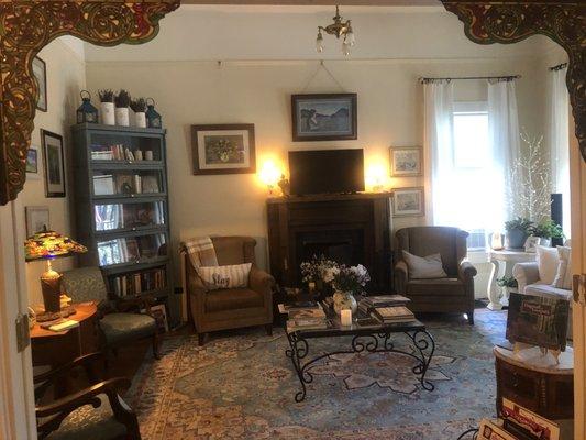 Living room with tons of travel books ,     Info on Grand Canyon, etc.