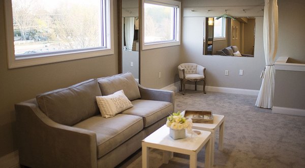 The wedding suite has a changing area big enough for the fluffiest dress and a photographic chair to put on your shoes.