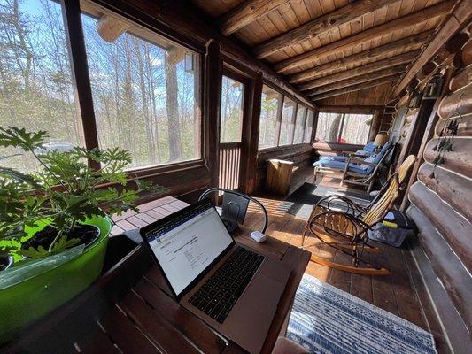 Frohlich Cabin: Screened in porch! Lounge or have dinner! Also perfect office if you have to get a little work in while on vacation!