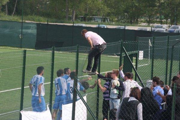 Coch Nino Celebrating a Win with his team in ASD Roseto