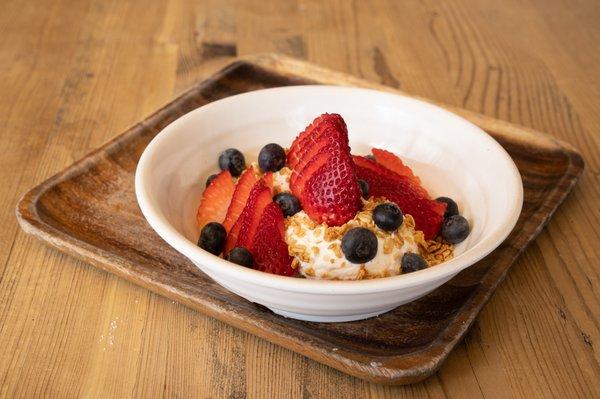 Yogurt granola with berries