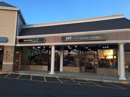 The Southbury Plaza Pet Valu offers grooming stations too!