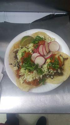 Tacos, asada, adobada, pollo, tripas, cabeza, lengüa, buche y carnitas. El cliente se los prepara a su gusto.